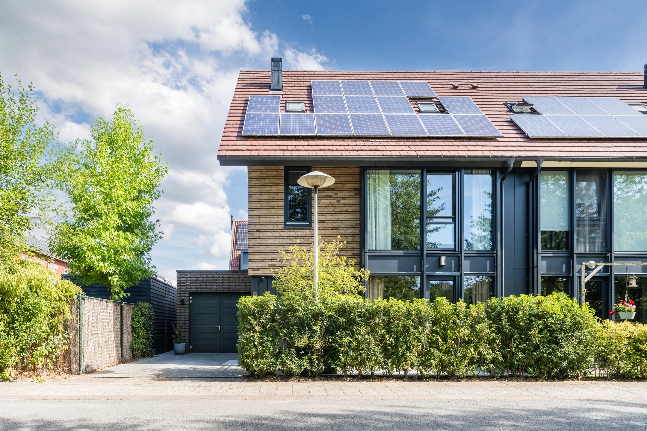 Originele dagfoto van de voorgevel van een woning