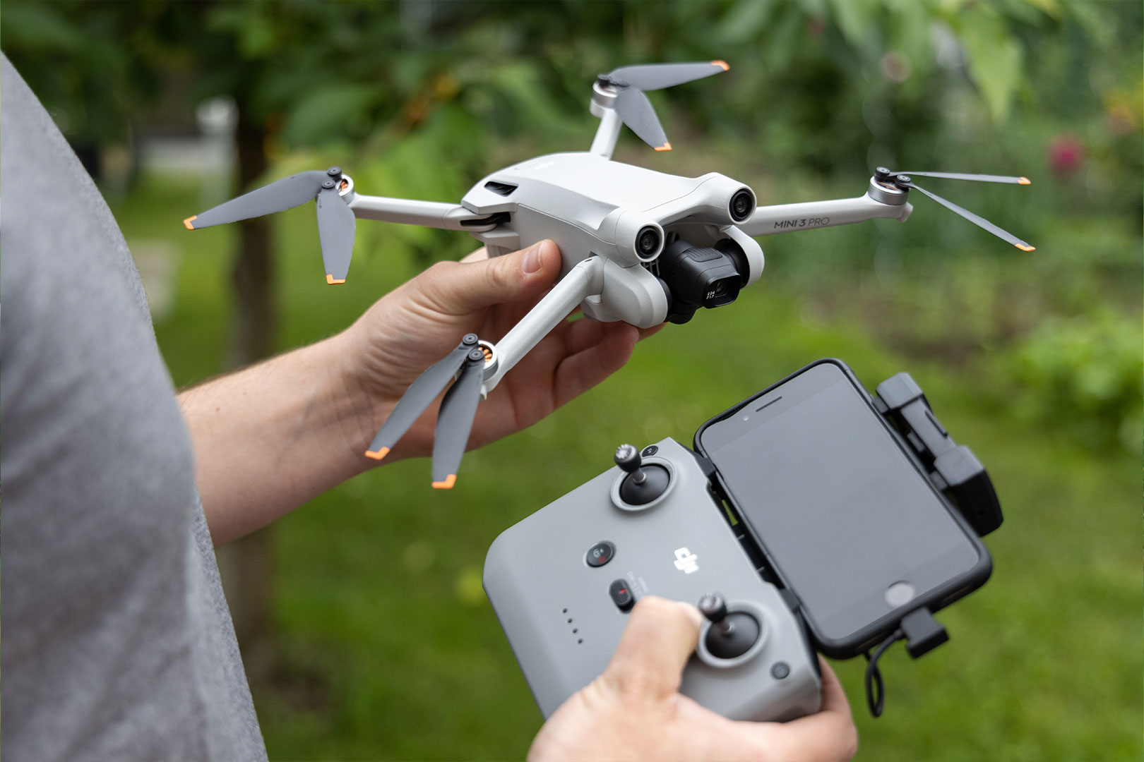 Een Boykeys-specialist houdt de drone en afstandsbediening klaar voor vastgoedopnamen