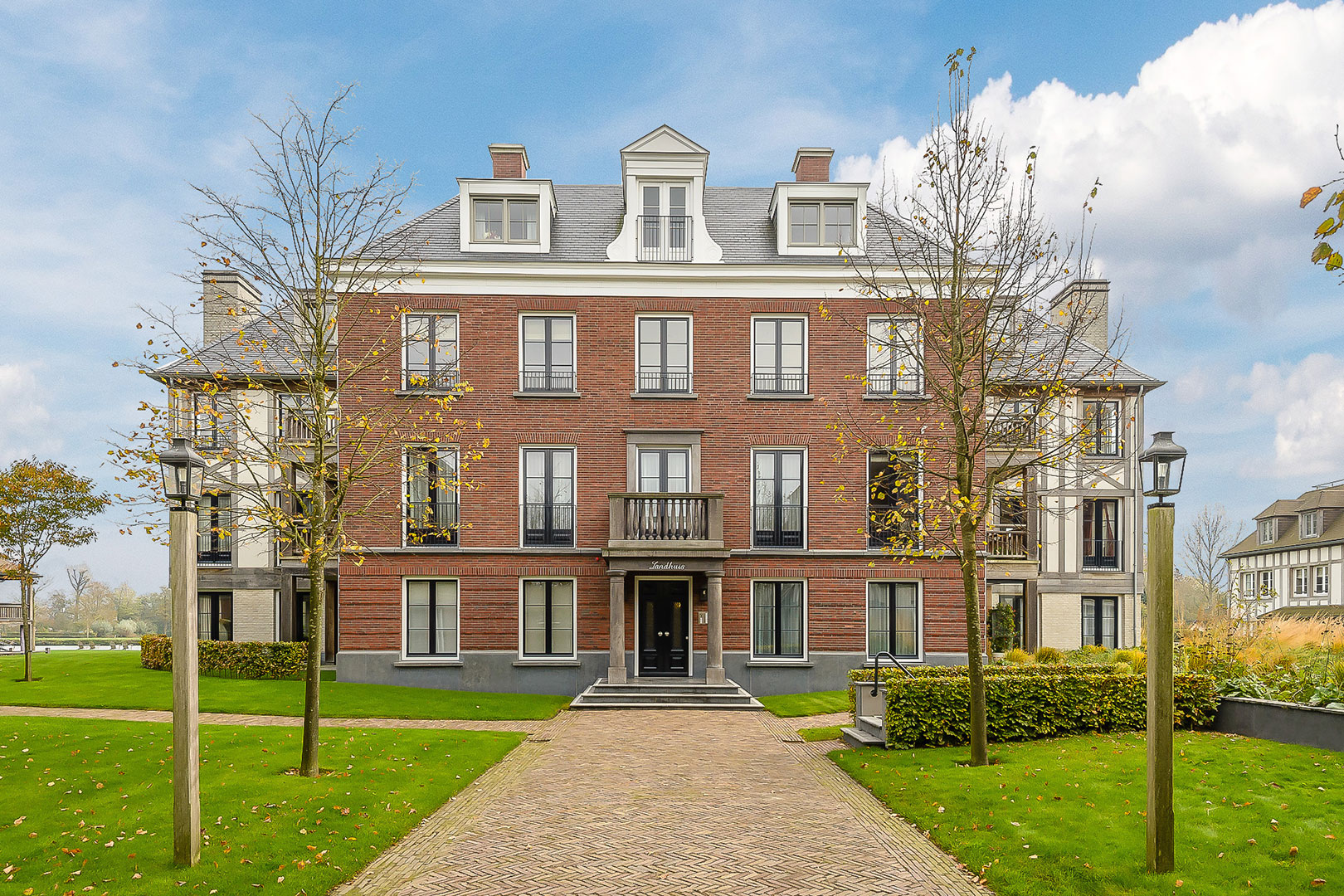 Statig bakstenen herenhuis met symmetrische voortuin