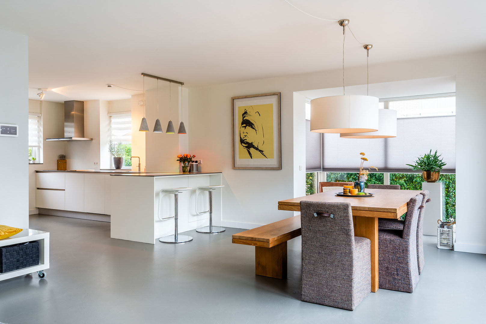 Open woonkeuken en eetkamer met grote ramen